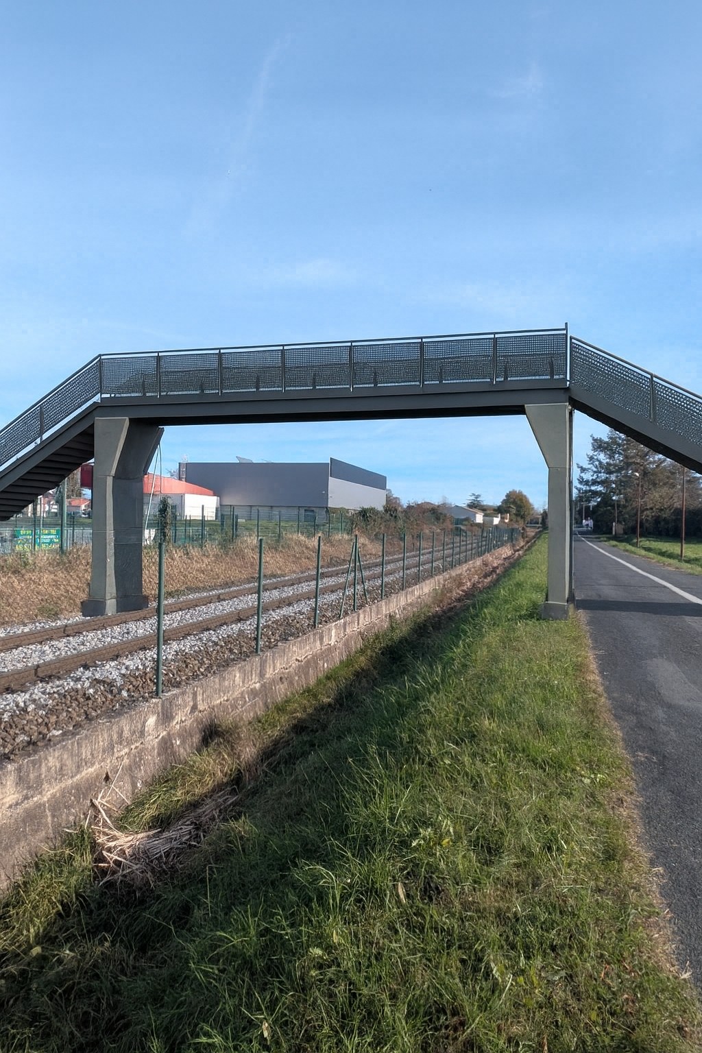 Une passerelle piétonne